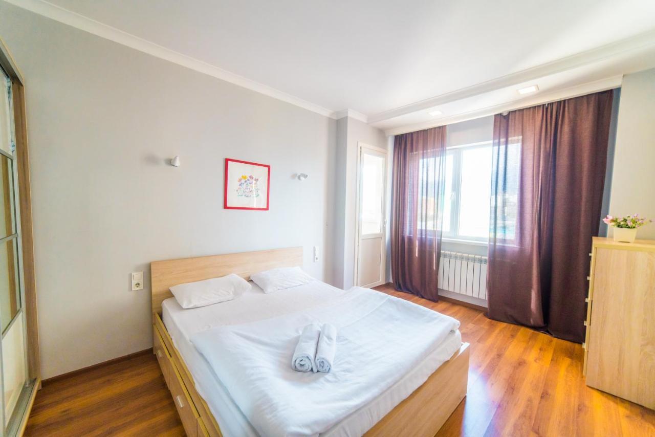 Manica Mega Towers Apartment Almaty Bagian luar foto